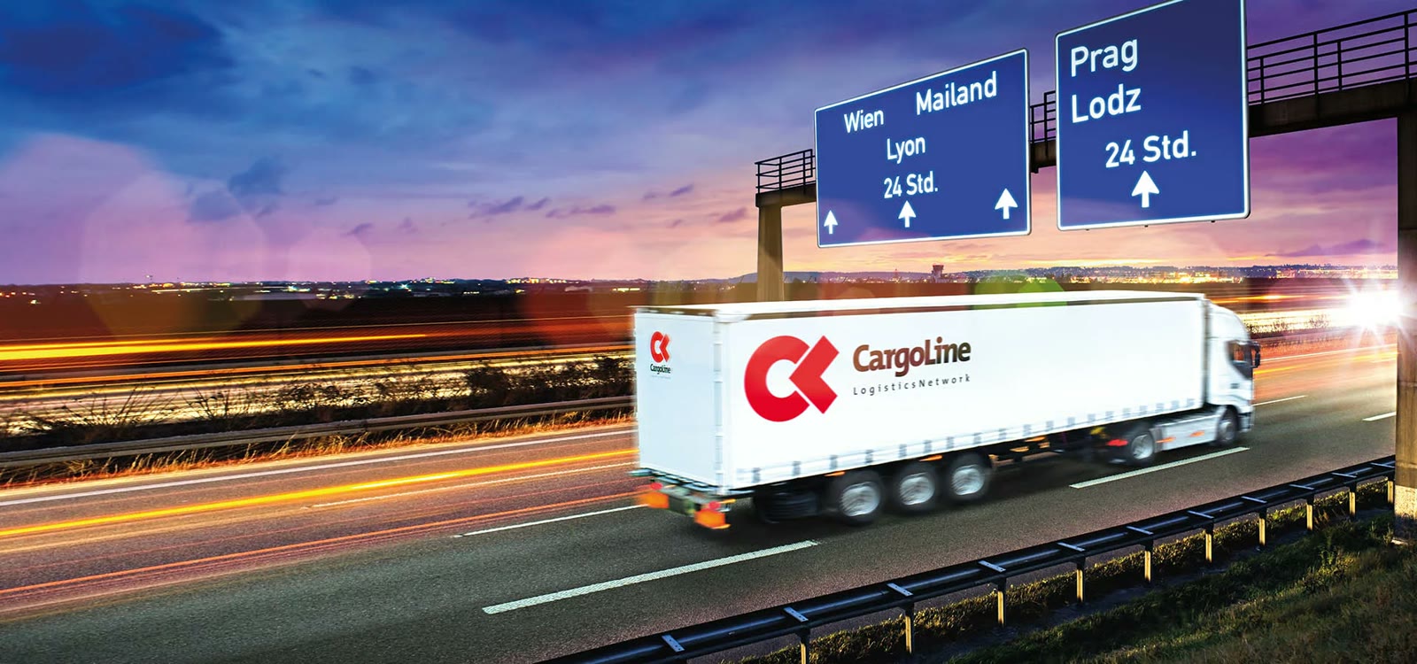 CargoLine-Lkw auf der Autobahn bei Dämmerung